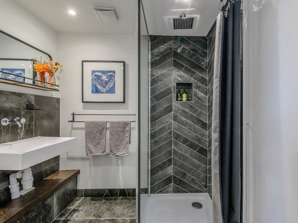 Bathroom | Fir Tree Apartment - Fir Tree Holidays, Crowborough