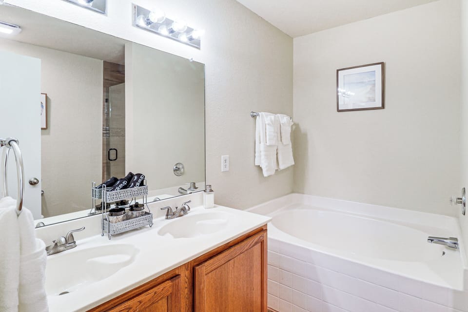 En-Suite Bathroom | Towels & Linens Provided | 2nd Floor