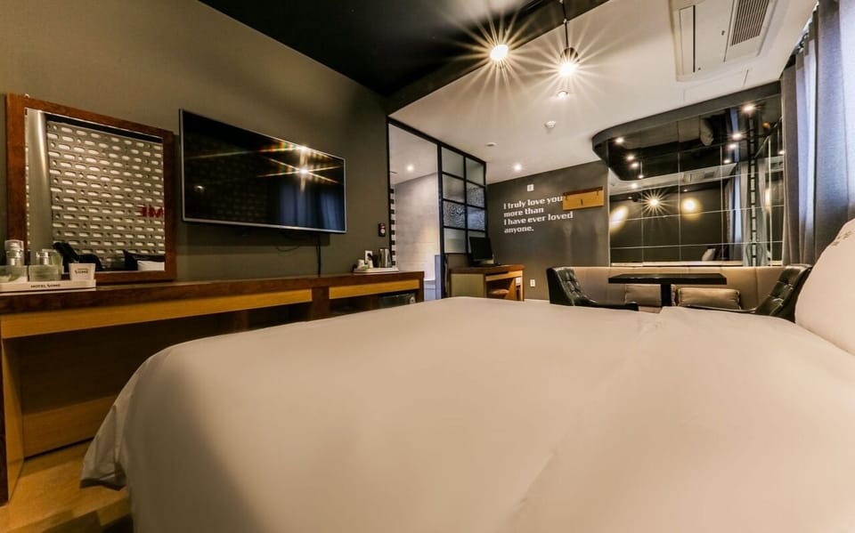 Luxury Suite | Desk, laptop workspace, free WiFi