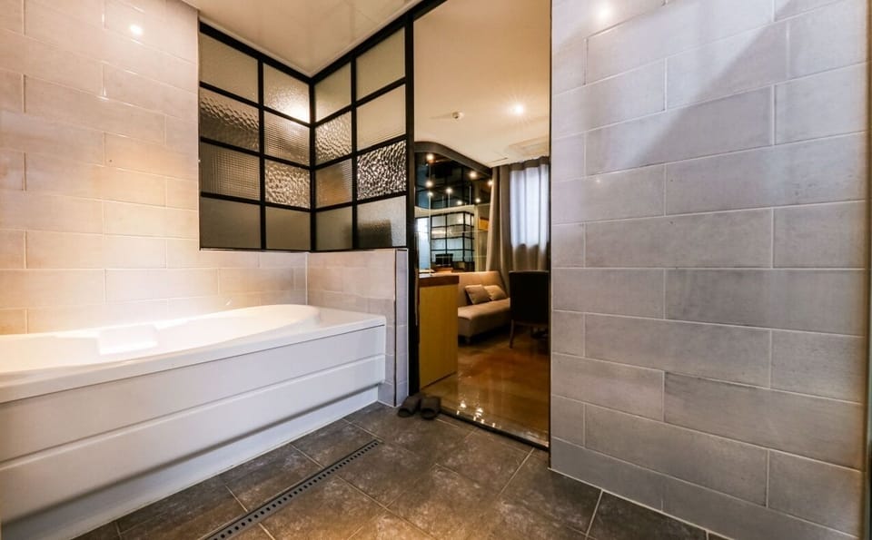 Luxury Suite | Desk, laptop workspace, free WiFi