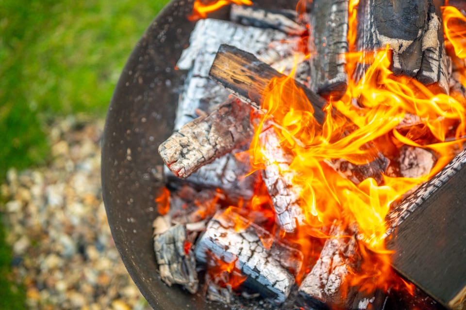 Firepit with unlimited logs, perfect for bbq and toasting marshmallows