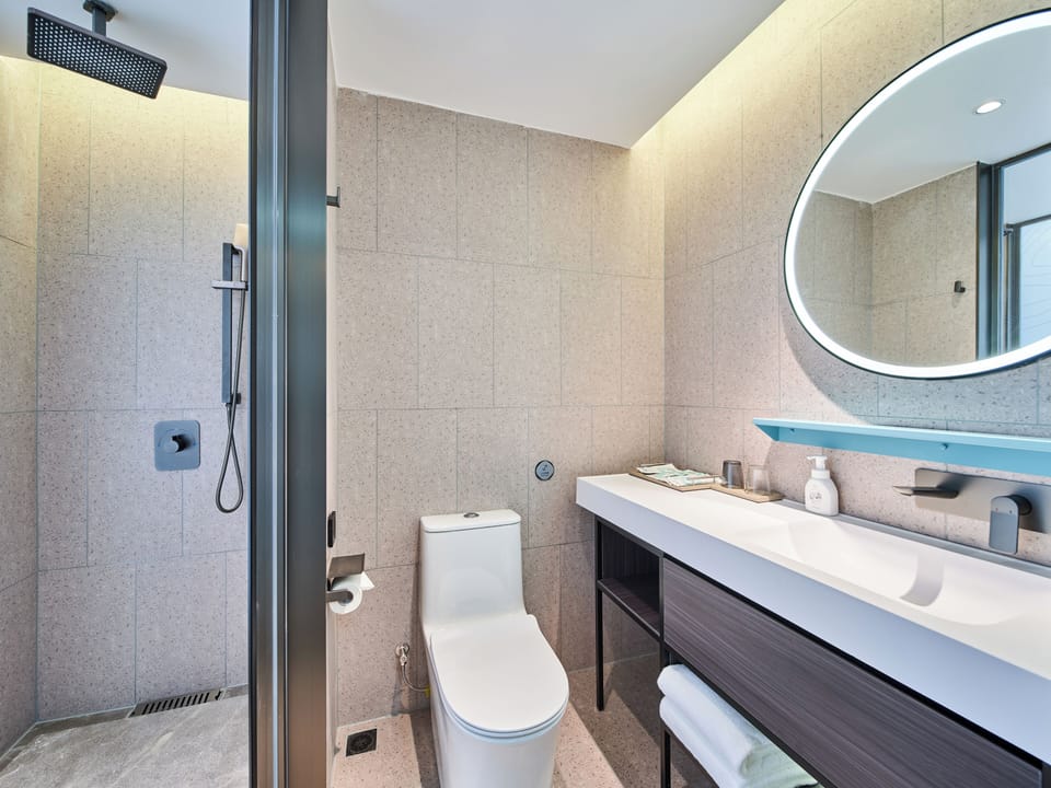 Shower, hair dryer, towels, shampoo