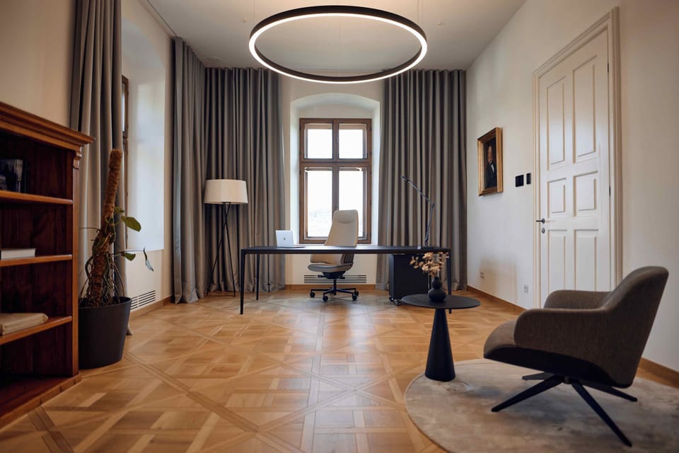 Deluxe Suite, Park View | Living room