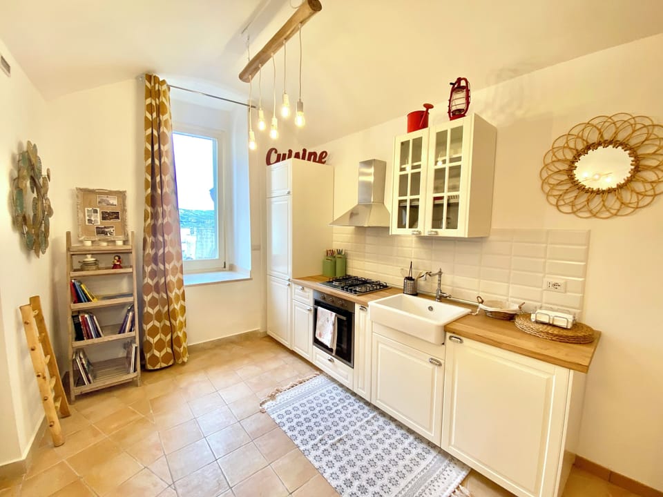 Luxury Townhome, City View | Private kitchen