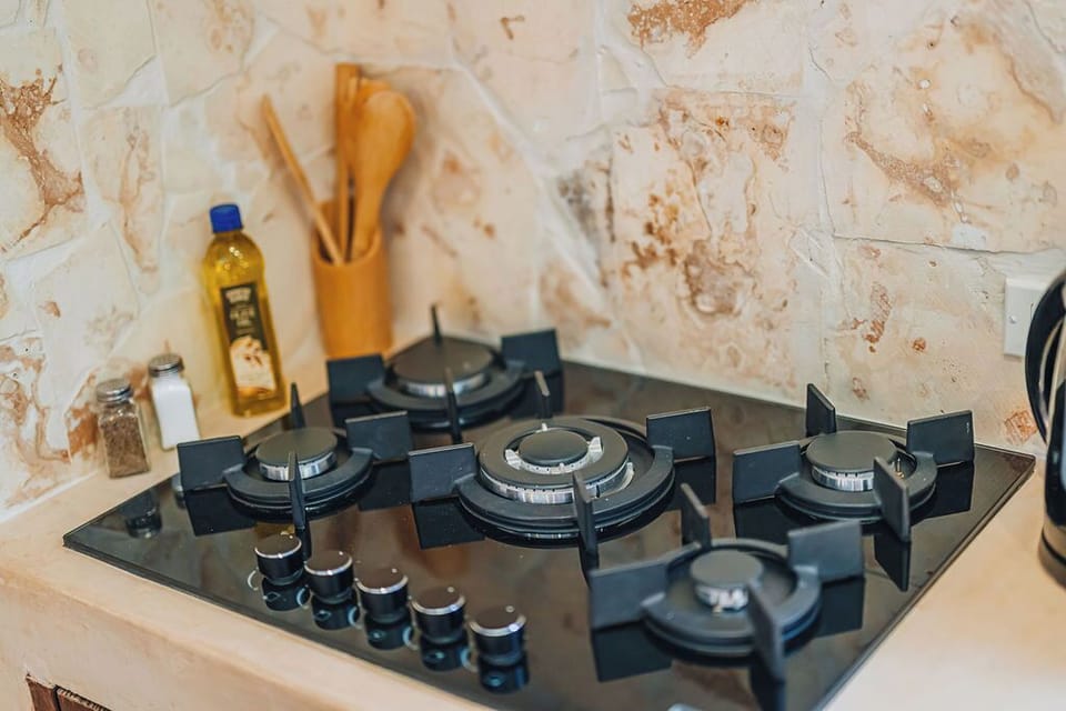 Modern stovetop with essential cookware – perfect for preparing home-style meals during your stay.

