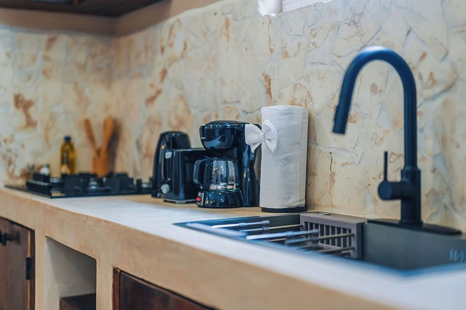 Well-equipped kitchen with coffee maker, kettle, and modern sink – everything you need for a convenient stay.

