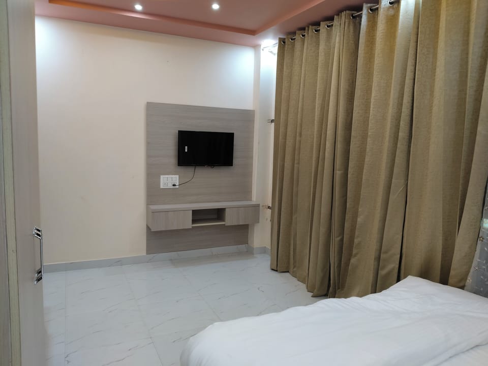 Double Room, City View | Desk, laptop workspace, soundproofing, free WiFi
