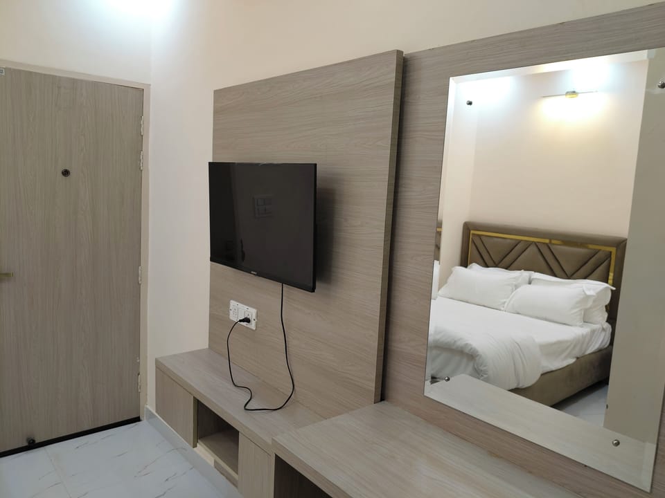 Double Room, City View | Desk, laptop workspace, soundproofing, free WiFi