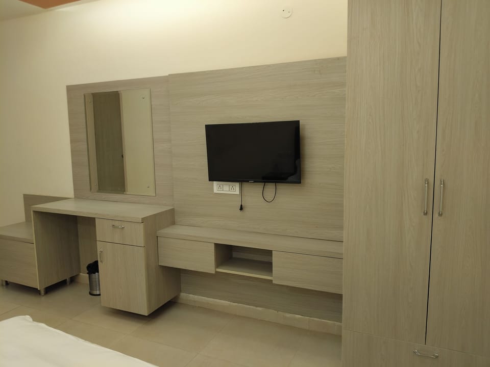 Double Room, City View | Desk, laptop workspace, soundproofing, free WiFi