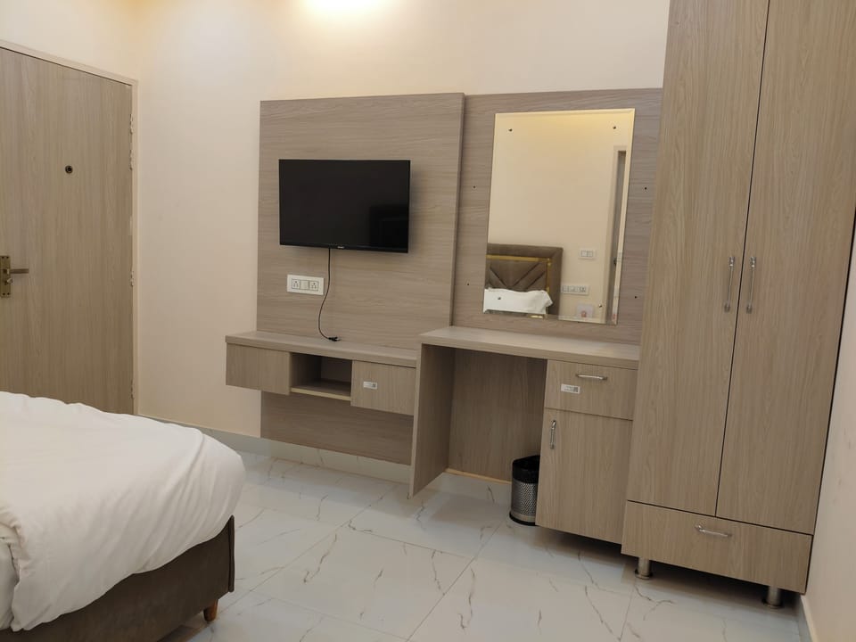 Double Room, City View | Desk, laptop workspace, soundproofing, free WiFi