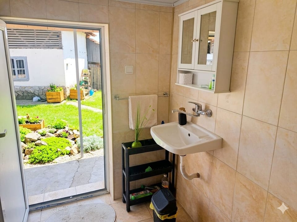 Classic Double Room, 1 Double Bed, Non Smoking, Garden View | Bathroom | Shower, soap, shampoo, toilet paper