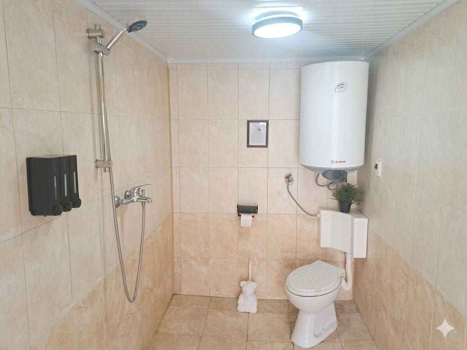 Classic Double Room, 1 Double Bed, Non Smoking, Garden View | Bathroom | Shower, soap, shampoo, toilet paper