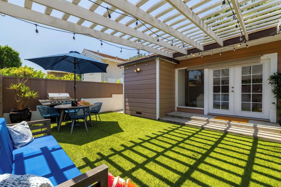 Front Yard with a Seating area and Dining Table
