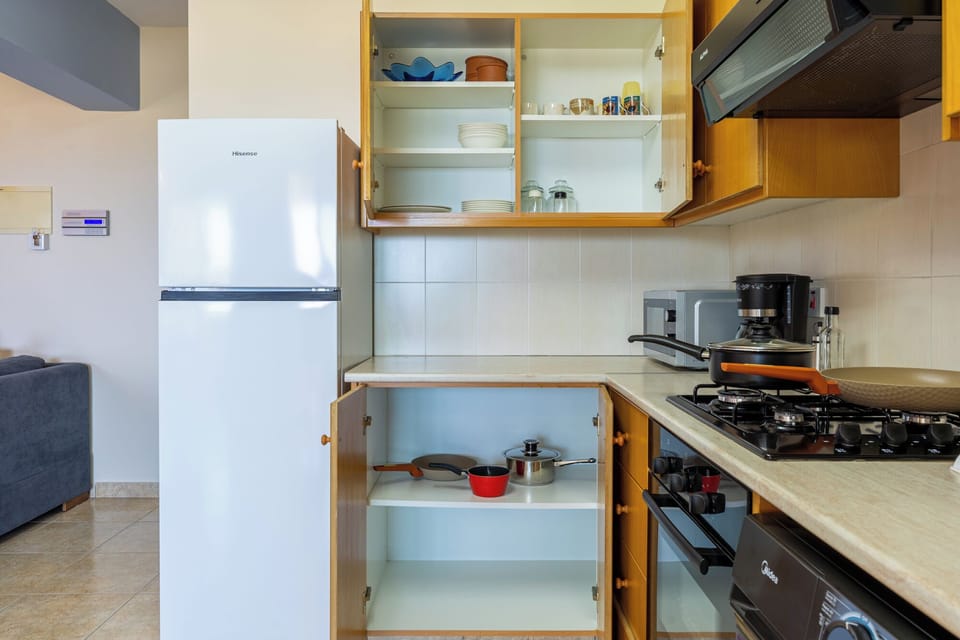 Apartment, 2 Bedrooms, Kitchen, Sea View | Private kitchen | Coffee/tea maker, full-size fridge, microwave, oven