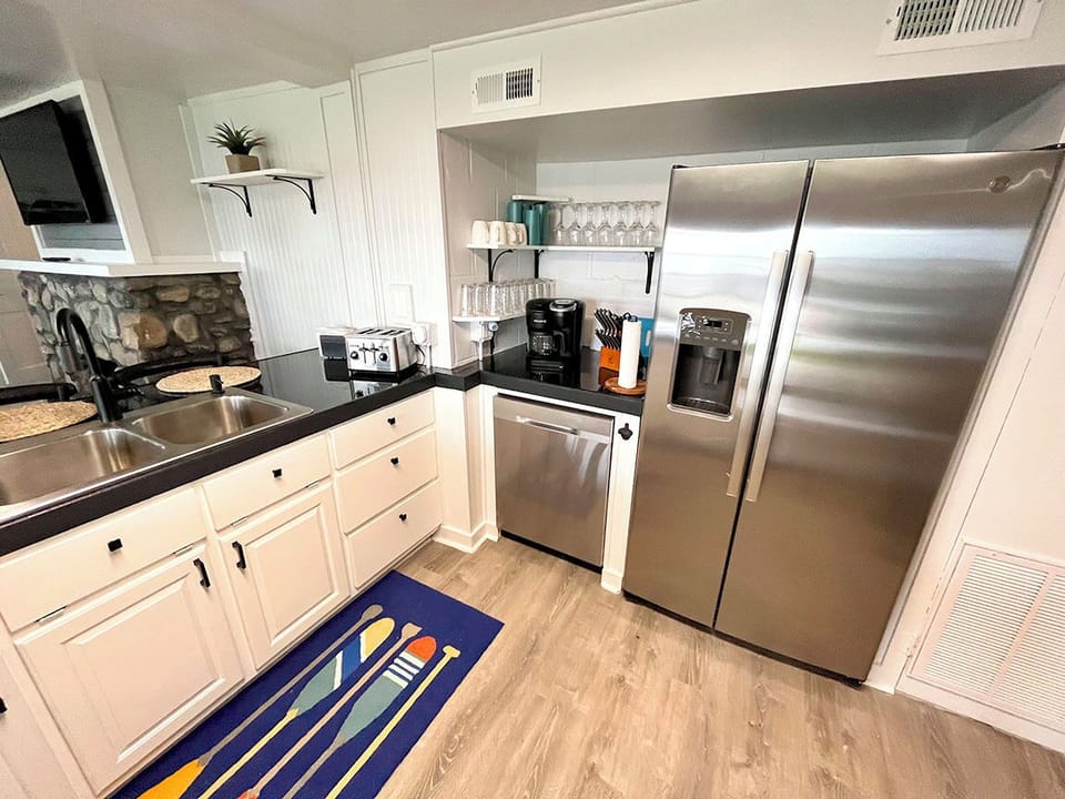 Open concept kitchen to the dining area, stainless appliances 