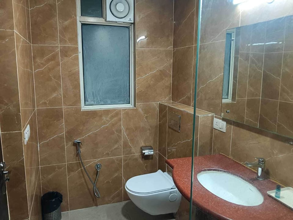 Deluxe Double Room | Bathroom | Shower, rainfall showerhead, designer toiletries, hair dryer