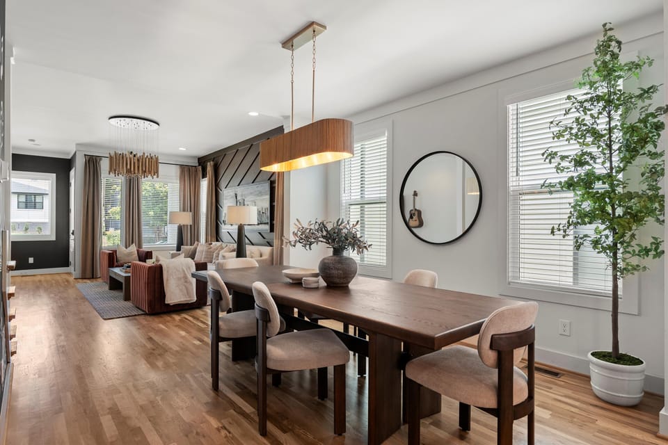 Seating for 6 at the table