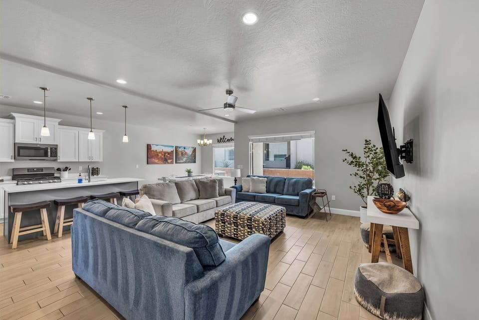 🏡✨ Where everyone comes together
An open, light-filled living space made for connection—kick back on plush seating, gather around after a day of adventure, and enjoy effortless flow between the kitchen, dining, and lounge areas. 