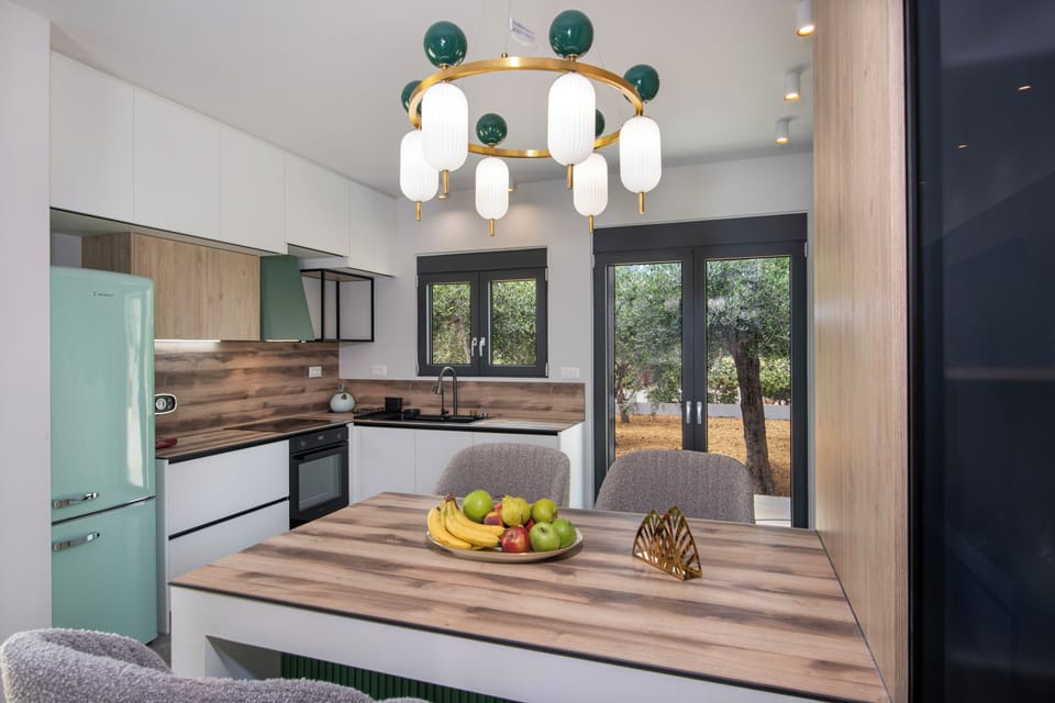 Deluxe House | Private kitchen | Espresso maker, coffee/tea maker, electric kettle, toaster