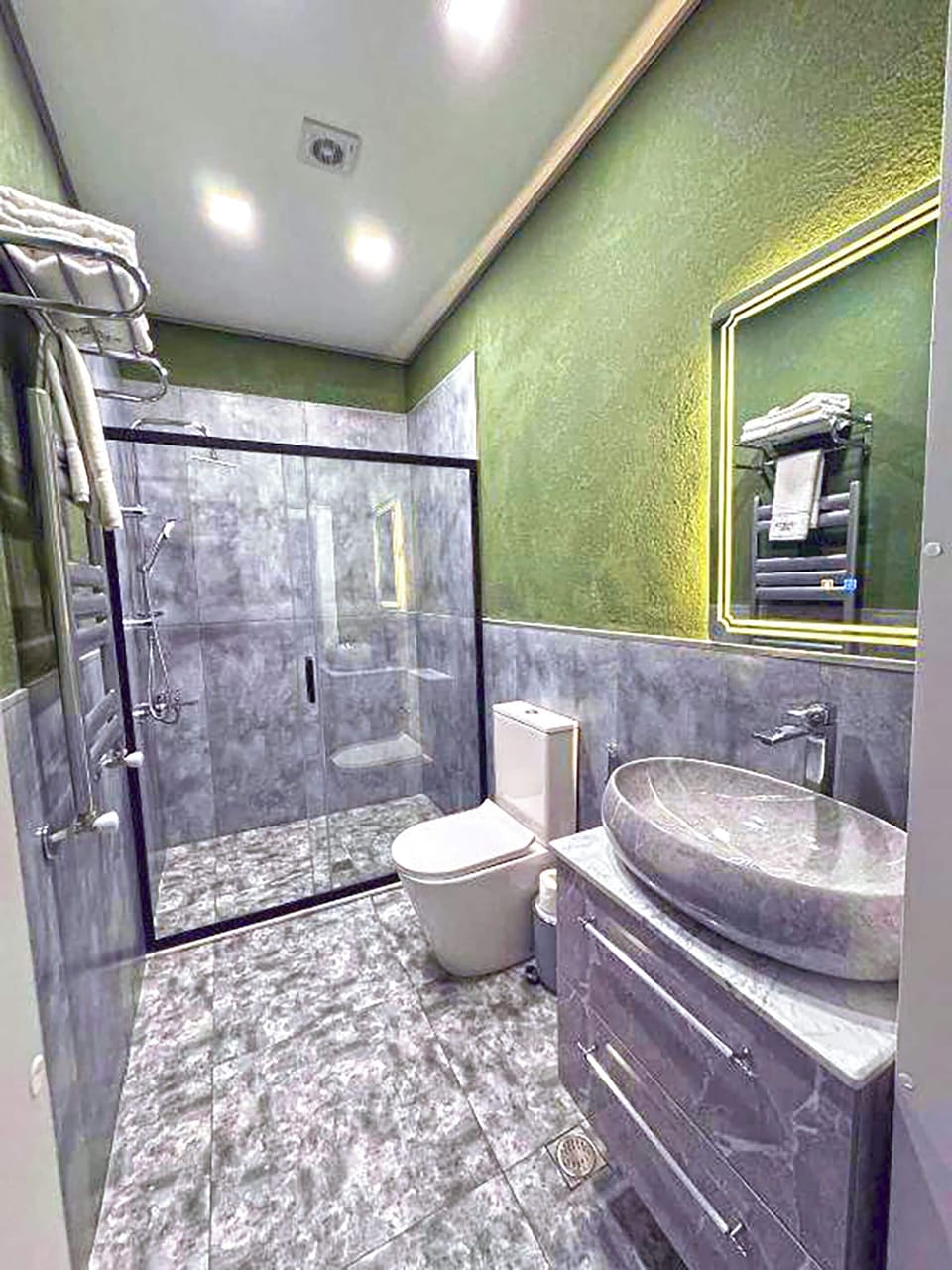 Rainfall showerhead, free toiletries, hair dryer, bathrobes
