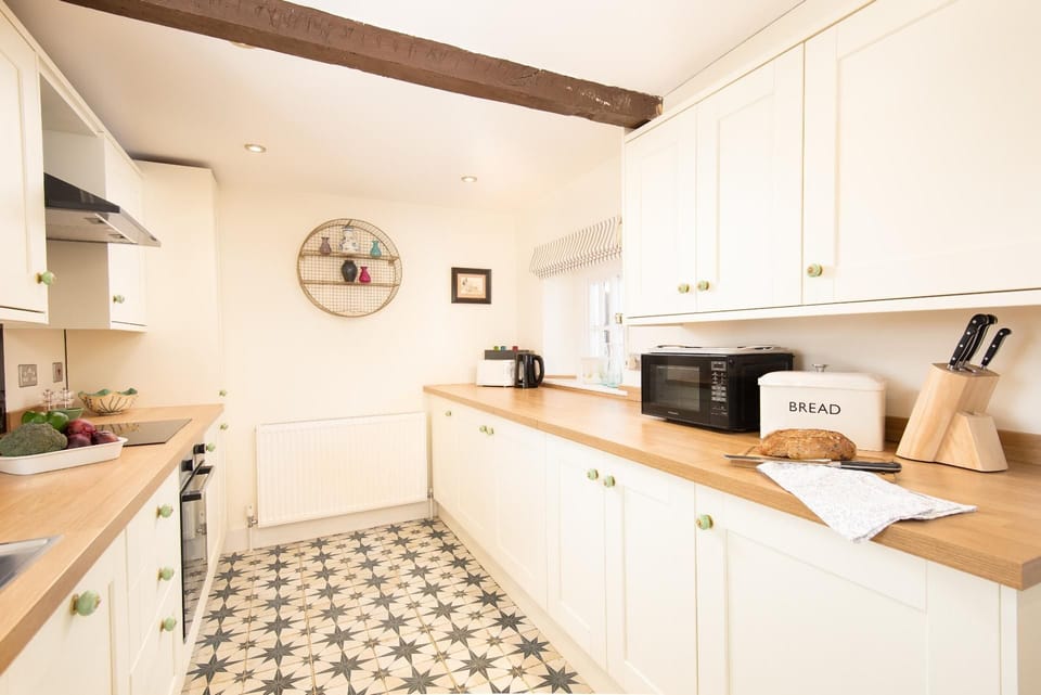 The School House, Capheaton - the fully equipped, modern kitchen