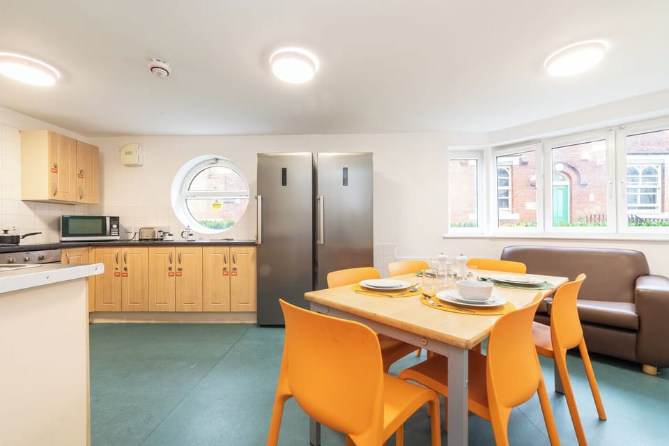 Full-size fridge, microwave, oven, stovetop