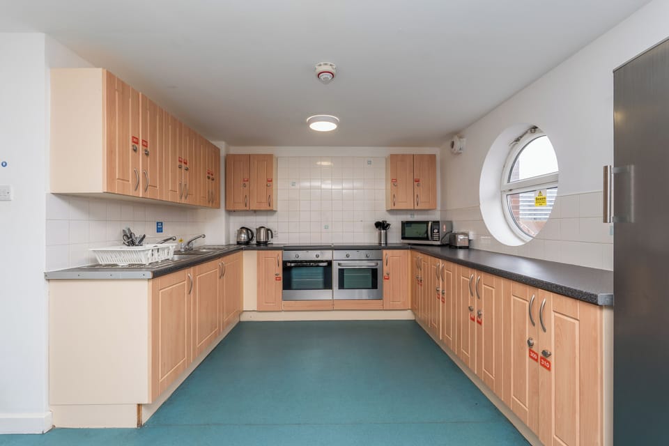 Full-size fridge, microwave, oven, stovetop