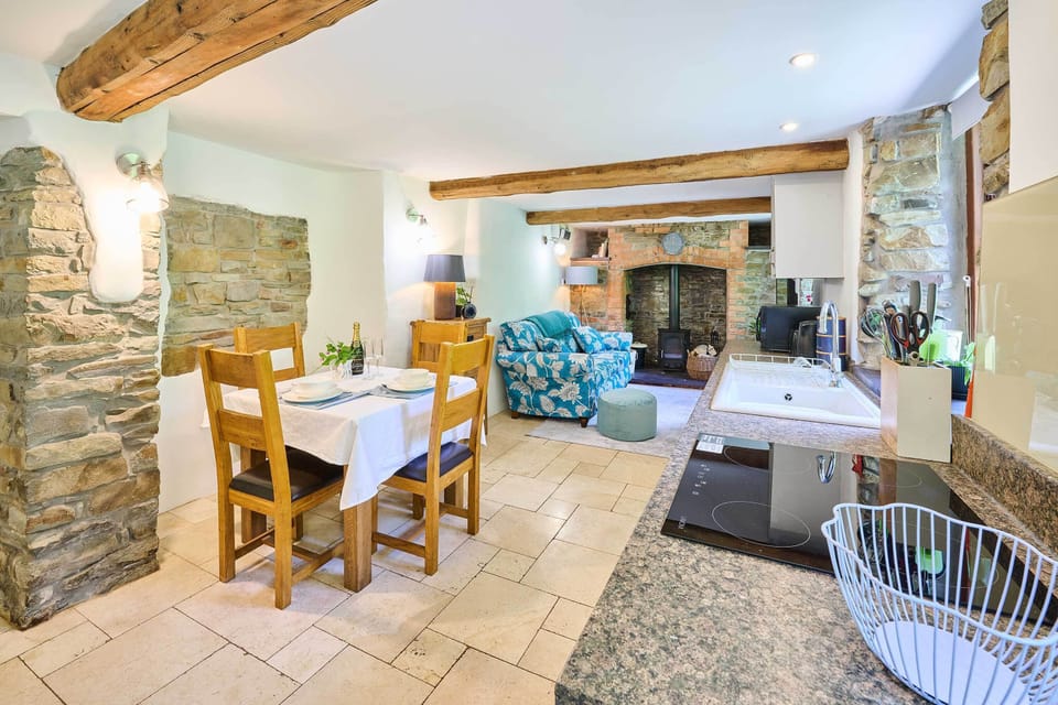 Dipple Farm Cottage, Woolfardisworthy - Host & Stay