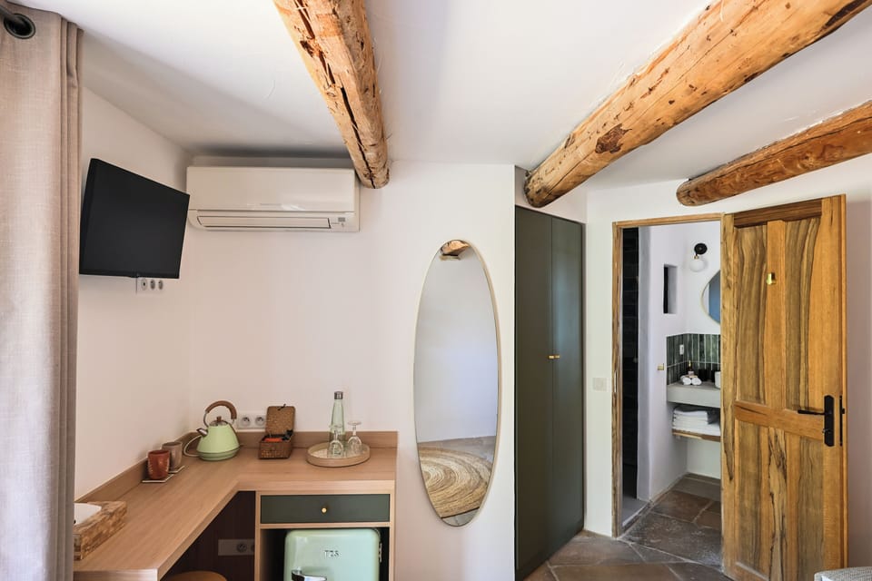 Deluxe Double Room | Minibar, individually decorated, individually furnished, free WiFi