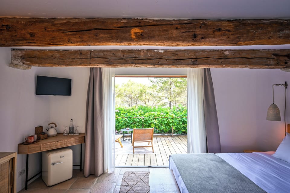 Deluxe Double Room | Minibar, individually decorated, individually furnished, free WiFi