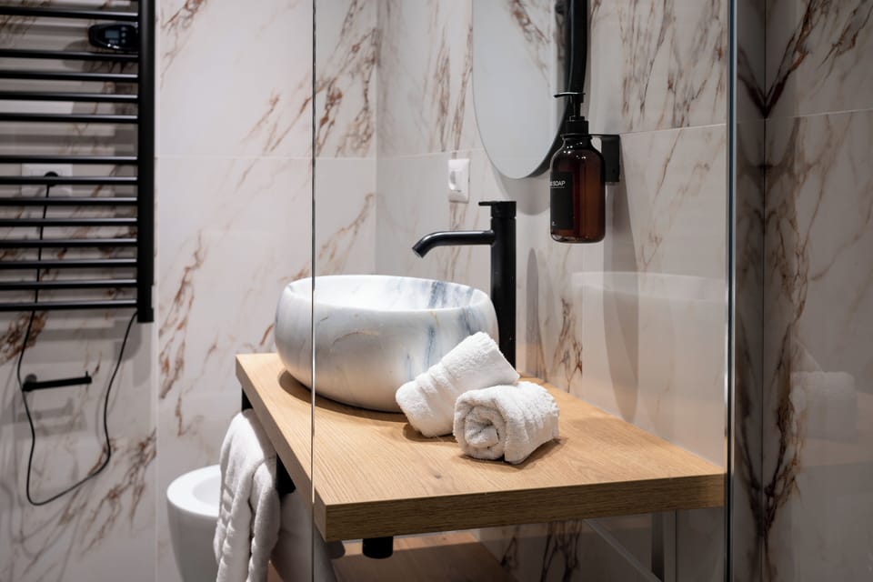 Junior Double Room, Private Bathroom | Bathroom | Shower, hair dryer, bidet, towels