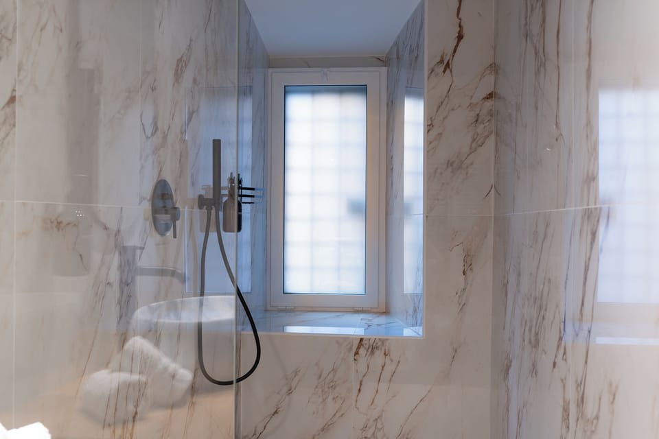 Junior Double Room, Private Bathroom | Bathroom | Shower, hair dryer, bidet, towels