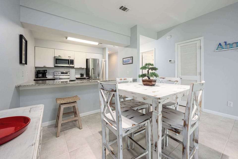 Condo, Multiple Beds, Balcony, Garden View (Sunshine & Whiskey) | Dining
