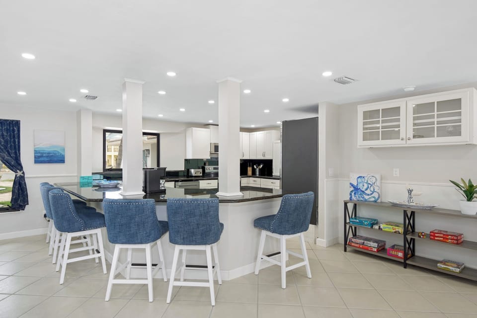 Breakfast Bar- seats 4