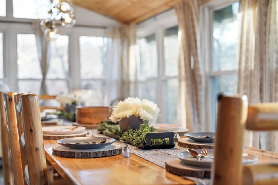 Smoky Fox Lodge's inviting dining area