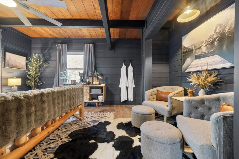 One of Smoky Fox Lodge's comfy bedrooms