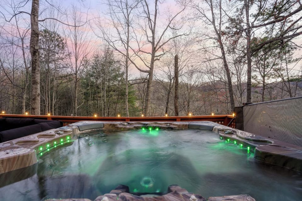 Smoky Fox Lodge's bubbling hot tub