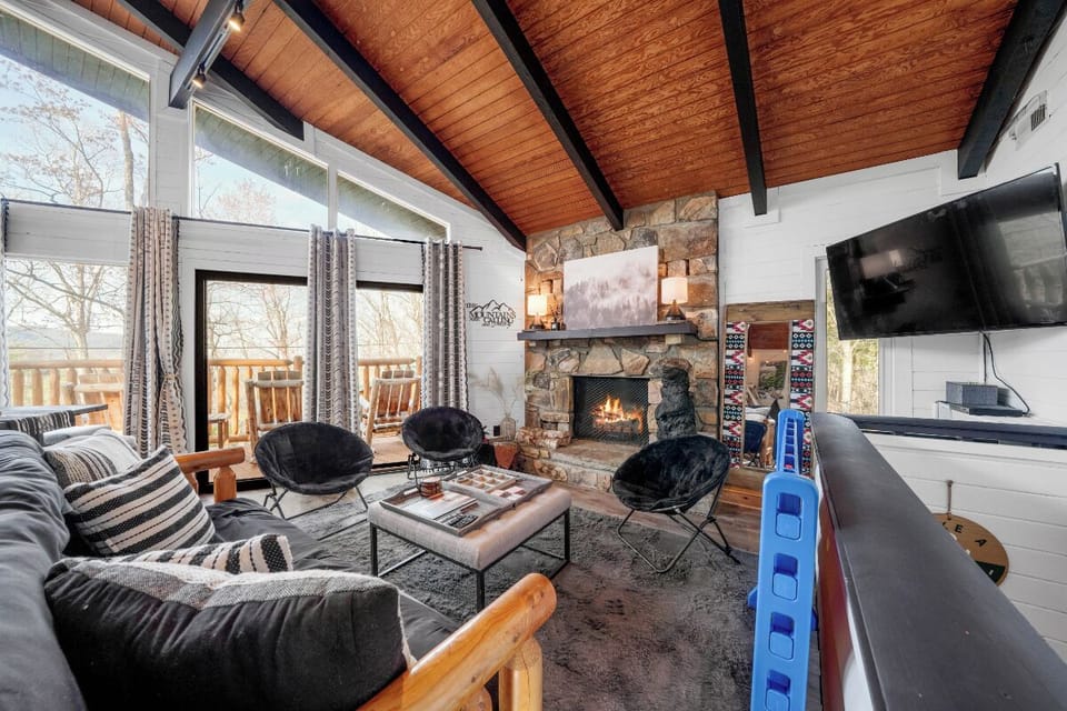 Smoky Fox Lodge's upstairs living area