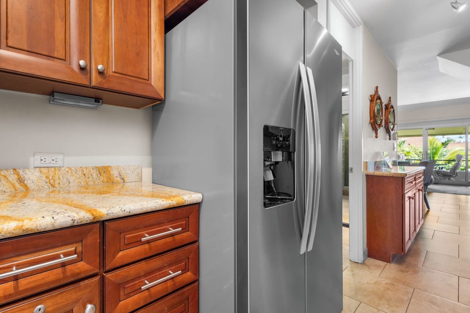Your fully equipped kitchen features stainless steel appliances, granite countertops, and warm wood cabinetry—everything you need to prepare meals in comfort and style during your stay.