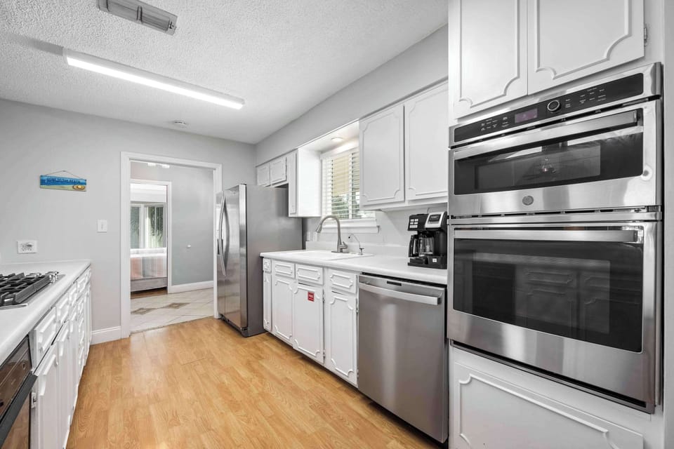 House, Multiple Beds, Patio (Harbor Seahorse) | Private kitchen | Fridge, microwave, oven, stovetop