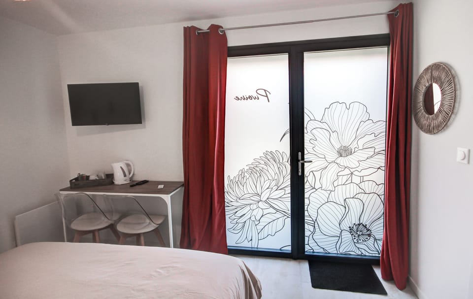 Comfort Double Room | Blackout drapes, soundproofing, iron/ironing board, free WiFi