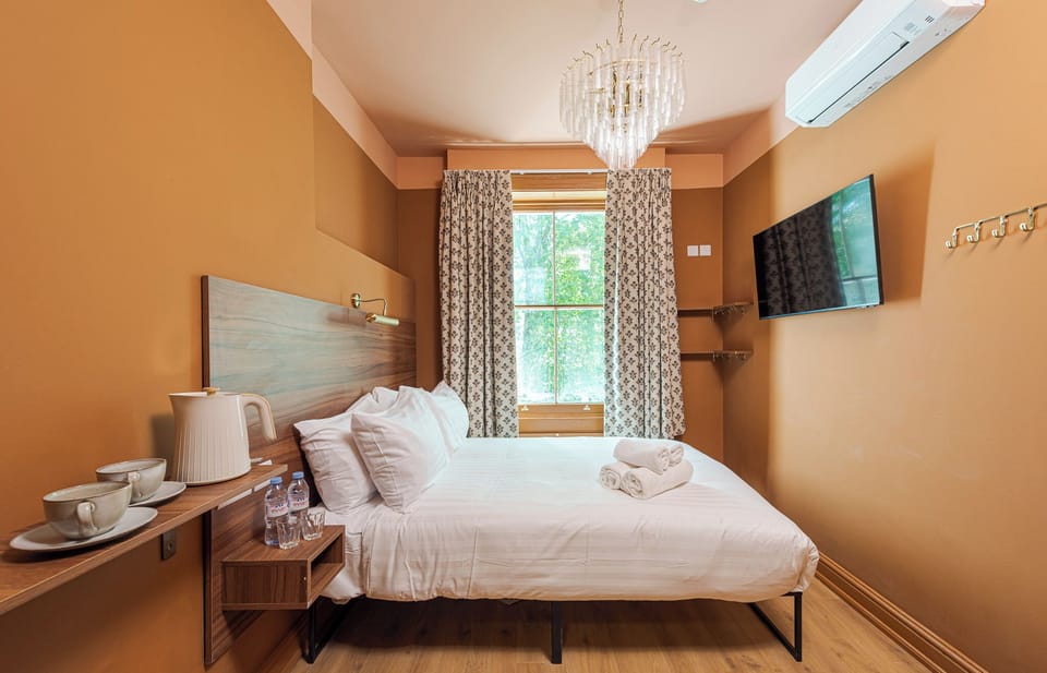 Cosy Double Park View Room | Room amenity
