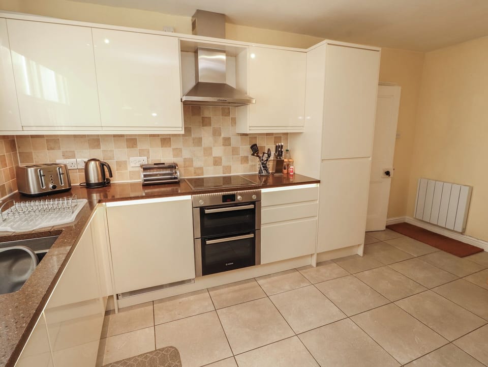 Dishwasher, cookware/dishes/utensils