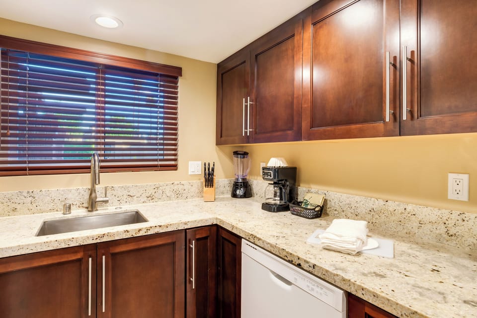 Coffee/tea maker, full-size fridge, microwave, oven