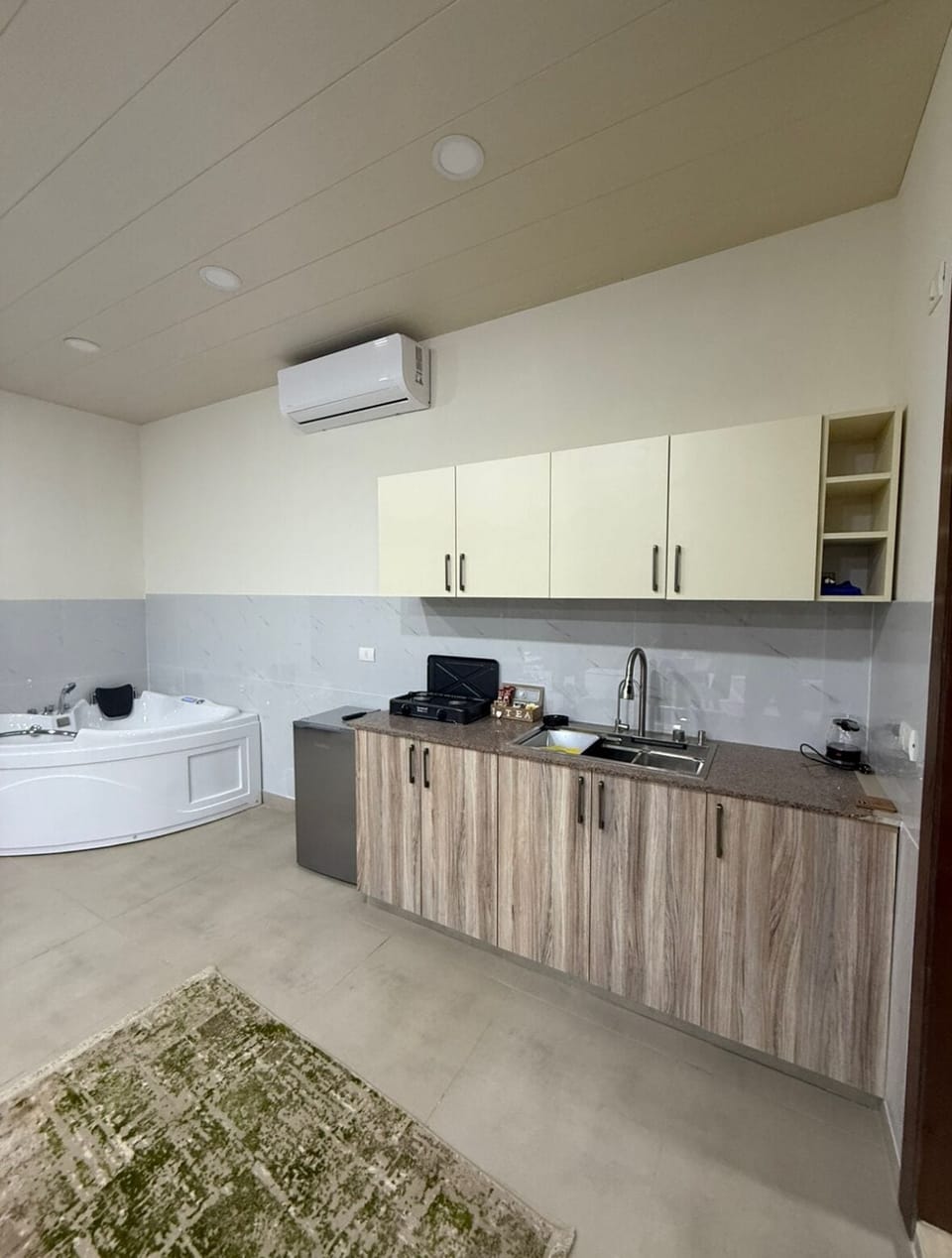 Luxury Chalet, 1 King Bed, Garden View | Private kitchen