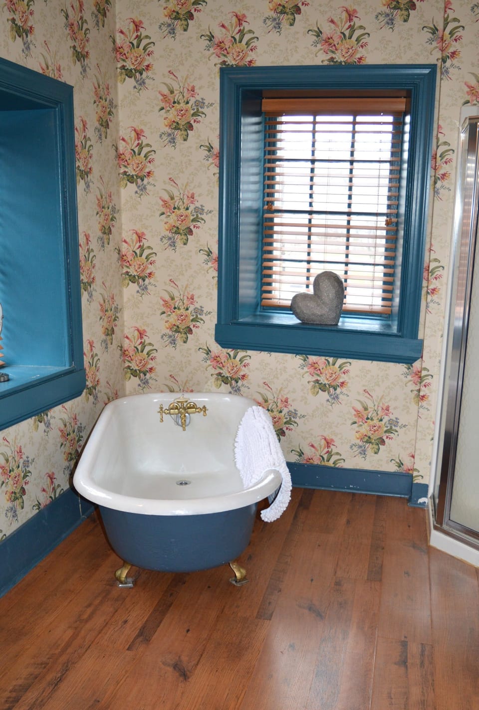 Comfort Suite, 1 Queen Bed with Sofa bed | In-room safe, iron/ironing board, free WiFi, bed sheets