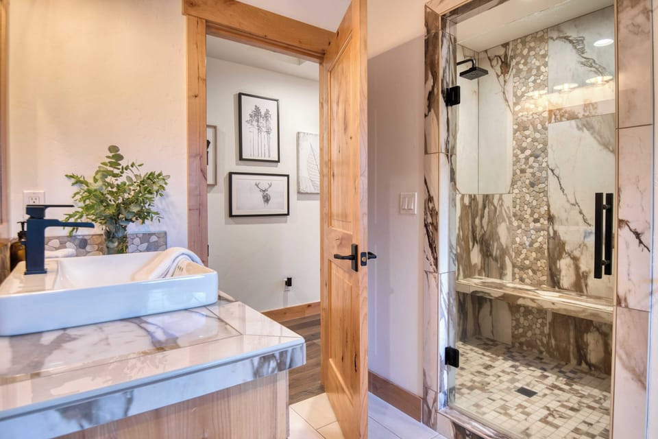 Spring River Retreat by Avantstay Lakefront Luxury w/ Hot Tub, Game Room & Near Bend Cottage in Three Rivers