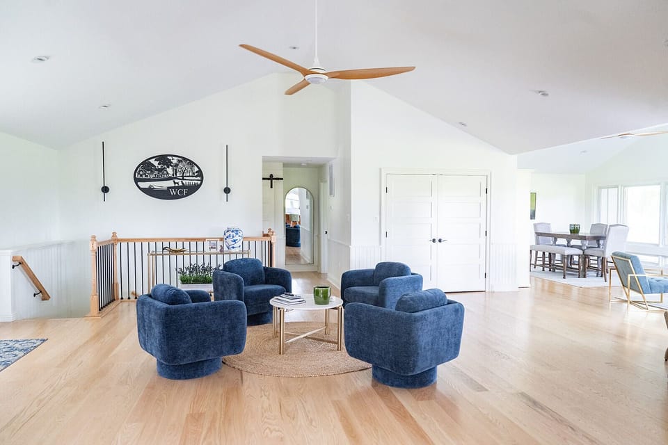Foyer, sitting area