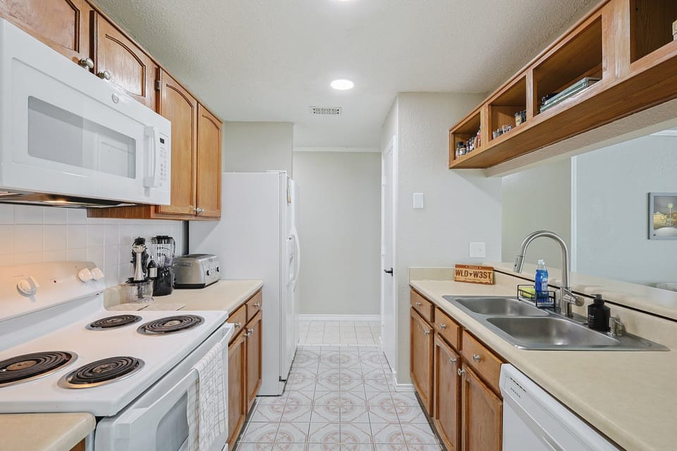 Full kitchen - fully stocked kitchen with appliances and cooking essentials.