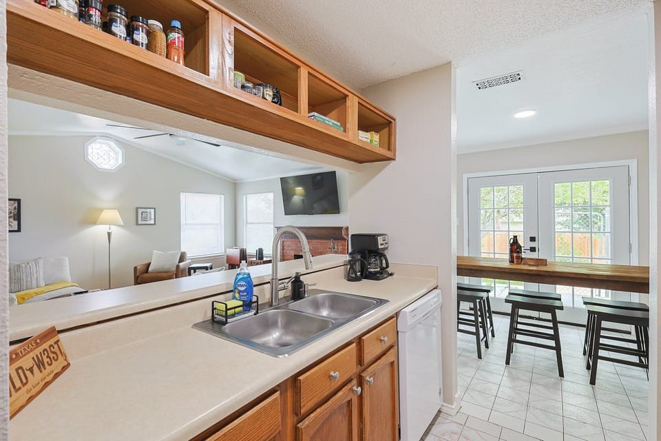 Full kitchen - fully stocked kitchen with appliances and cooking essentials.